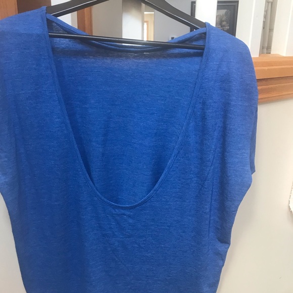 Aritzia TNA low back blue tee shirt, size large. - Picture 2 of 5